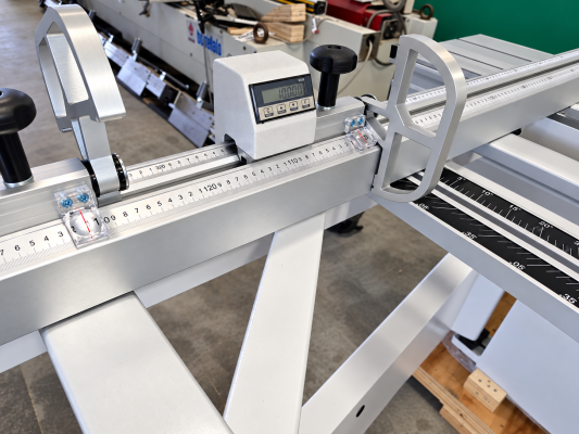 Esquadrejadora KDT KS-132K para corte de painéis de madeira