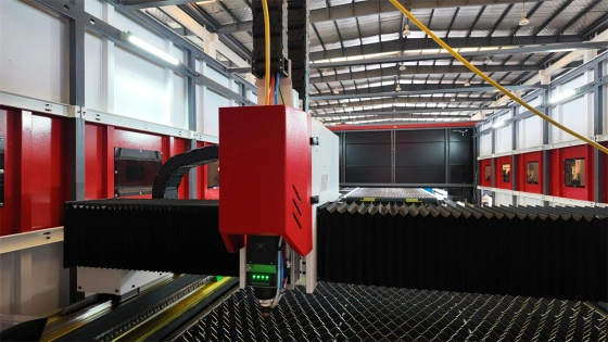 Máquina de corte laser fibra 6020 12 kW com estrutura fechada