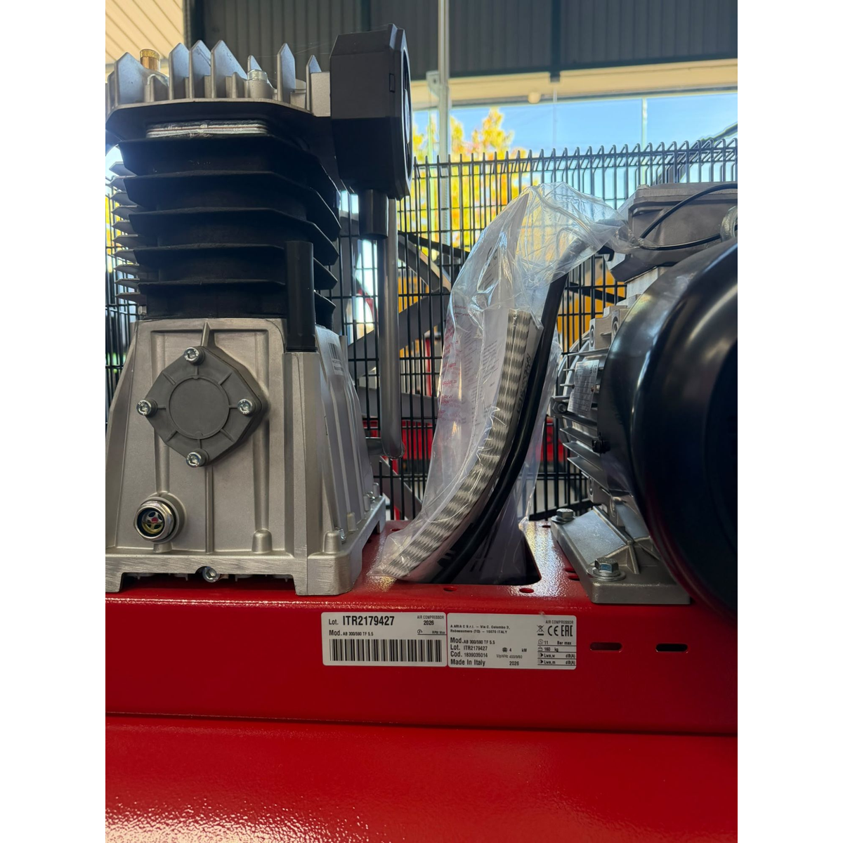 FIAC AB 300/590 TF – chapa de características Chapa de características do compressor FIAC AB 300/590 TF 5.5: 4 kW, 400 V, 11 bar e 160 kg