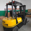 Empilhador usado de 2,5 t amarelo com mastro triplex