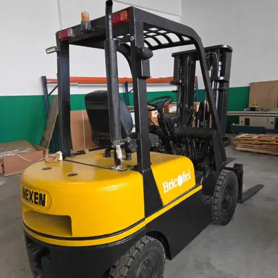 Empilhador usado de 2,5 t amarelo com mastro triplex