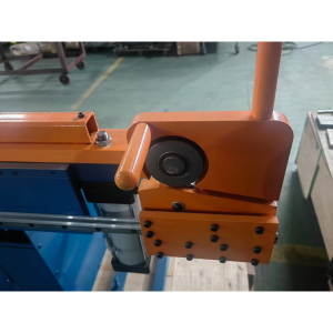 Corte de disco laranja da viradeira eletromagnética RealMach 6 m, com pega e disco de corte no carril